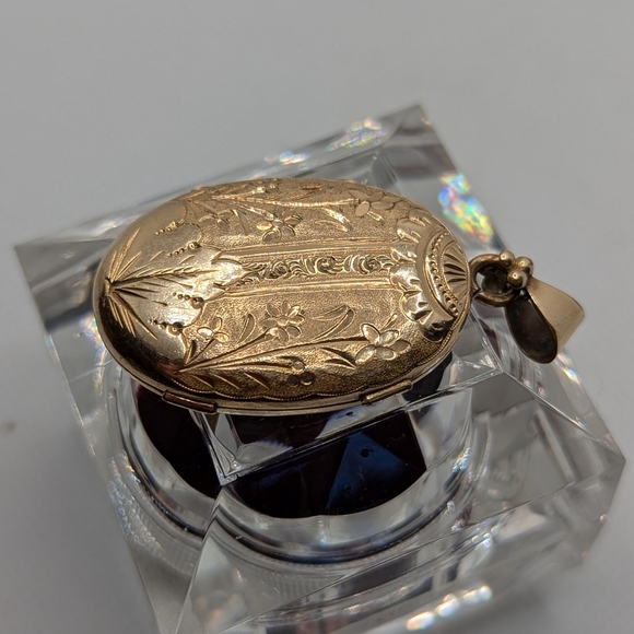 Floral Gold Locket Pendant - Picture 4 of 7